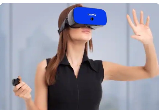 A student wearing the umety-branded VR headset, raising both hands to interact with a 3DoF experience