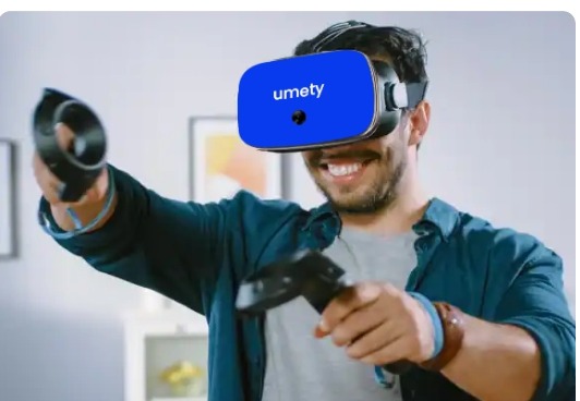 A student wearing the umety-branded VR headset and holding two controllers, moving through a 6DoF experience